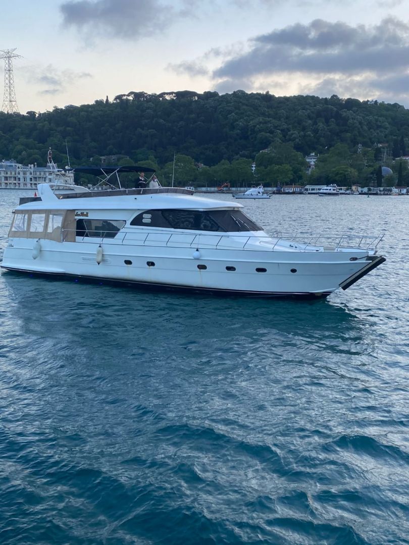 Yacht 210